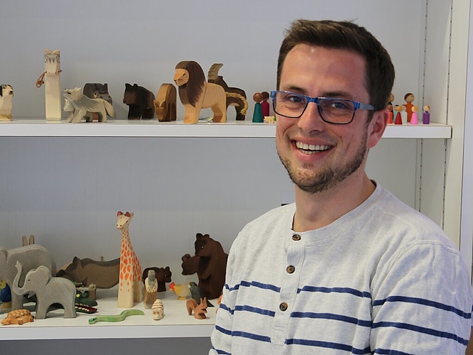 Im Hintergrund das Arbeitswerkzeug: Stefan Kirchhof, Schulsozialarbeiter in Niederlenz.