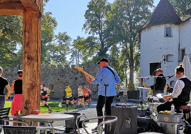 <em>Motivationsspritze bei der Passage im Schlosshof:</em> Die Berner Band The Magic Five entlockte manchem Teilnehmer am Hallwilerseelauf ein Lächeln. Foto: Fritz Thut
