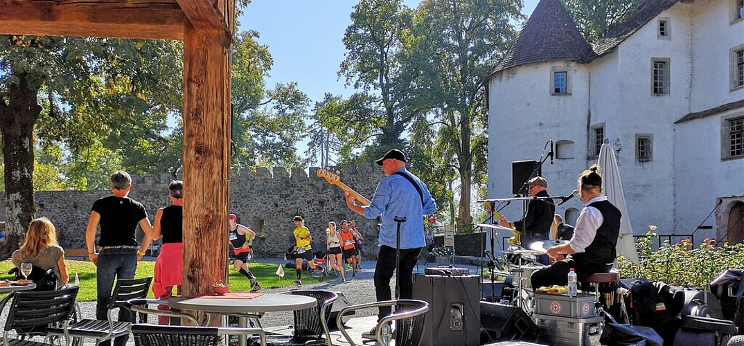 <em>Motivationsspritze bei der Passage im Schlosshof:</em> Die Berner Band The Magic Five entlockte manchem Teilnehmer am Hallwilerseelauf ein Lächeln. Foto: Fritz Thut
