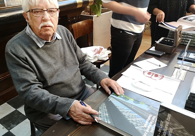 <em>Sechs Jahre fotografische Arbeit:</em> Hans Weber bei der Vernissage seines Fotobandes «Hero – Im Lenz». Foto: Fritz Thut