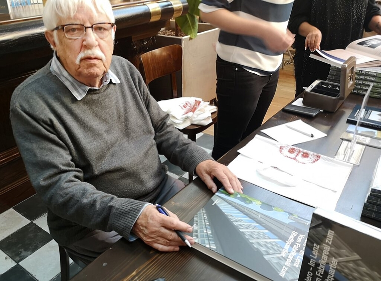 <em>Sechs Jahre fotografische Arbeit:</em> Hans Weber bei der Vernissage seines Fotobandes «Hero – Im Lenz». Foto: Fritz Thut
