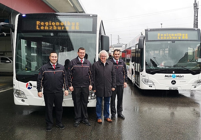 <em>Dieselgetrieben, aber sauber und effizient:</em> Andi Rudolf (stellvertretender Leiter Technik), Urs Lüscher (Leiter Betrieb), René Bossard (Geschäftsführer) und Ruedi Willi (Leiter Technik) vor zwei der drei neuen Busse der Regionalbus Lenzb