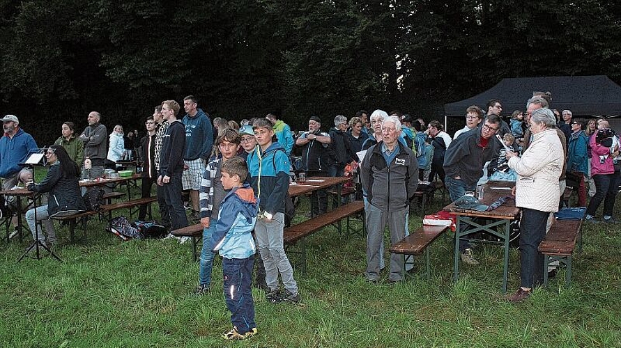 Gemeinsames Singen der Nationalhymne: Begleitet von einer Bläsergruppe wurde im Fornholz gesungen. Fotos: Alexander Studer
