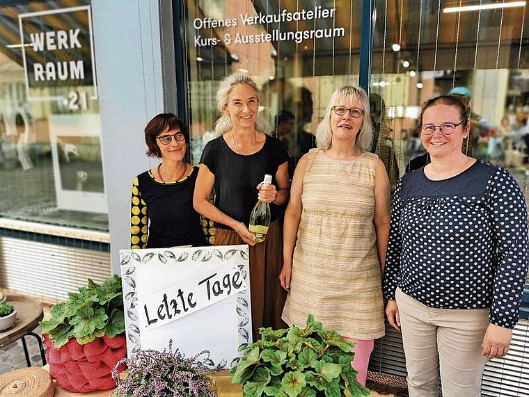 Haben morgen Freitag letztmals geöffnet: Das Team vom «WerkRaum 21» mit Theres Ackle, Prisca Keel, Susanne Haller und Maya Pfister; es fehlt Maria Ntasi. Foto: Fritz Thut