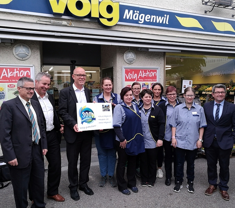 300. Postagentur in einem Volg: Eröffnungsakt mit den Beteiligten vor dem Volg Mägenwil. Foto: Fritz Thut
