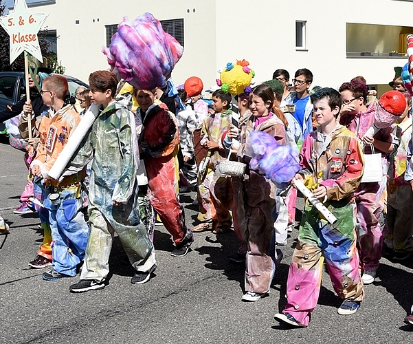 Verkörpern das Schul-Motto: Bunte Schüler am Jugendfest-Umzug.. Verkörpern das Schul-Motto: Bunte Schüler am Jugendfest-Umzug..