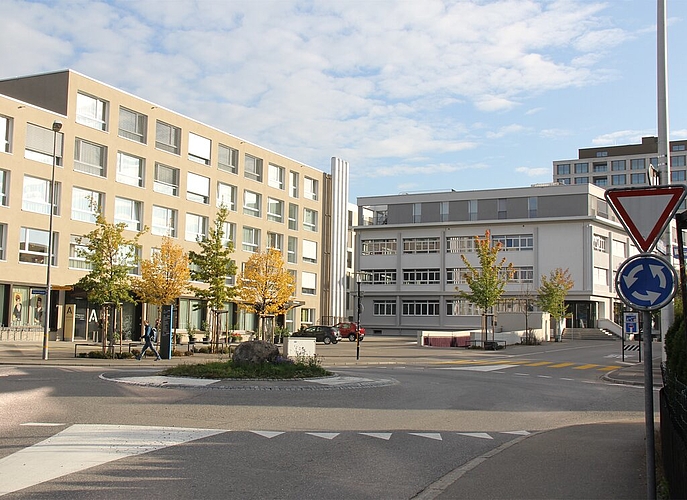 <em>Ein Grasrund und ein kleiner Felsbrocken:</em> Kreisel Niederlenzer Kirchweg/Sägestrasse/Wolfsackerstrasse beim Quartier Im Lenz.