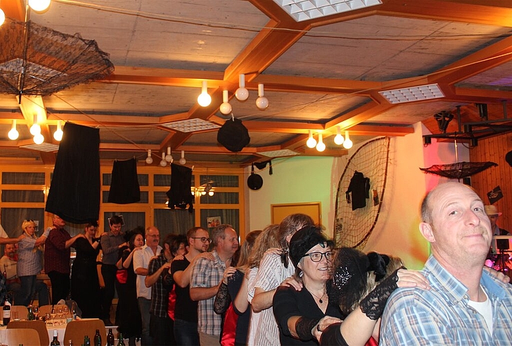 <em>Traditioneller Abschluss:</em> Polonaise an der Eierzopf-Verteilung in Fahrwangen.
