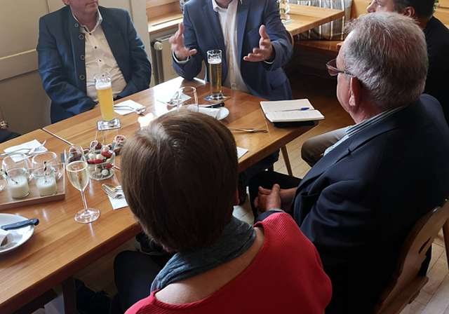 Vergnügte Runde mit guten Diskussionen: Landammann Markus Dieth am Stammtisch in «Marias Esszimmer» in Beinwil am See. Foto: Fritz Thut