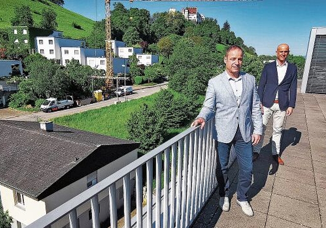 Vorgesehenes Areal: Tobias Widmer, Fabian Schaller und Daniel Bolliger über dem Streifen bis zur Strasse, wo das Gebäude E geplant ist (das Haus links unten kommt weg).  Foto: Fritz Thut