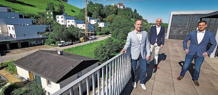 Vorgesehenes Areal: Tobias Widmer, Fabian Schaller und Daniel Bolliger über dem Streifen bis zur Strasse, wo das Gebäude E geplant ist (das Haus links unten kommt weg).  Foto: Fritz Thut