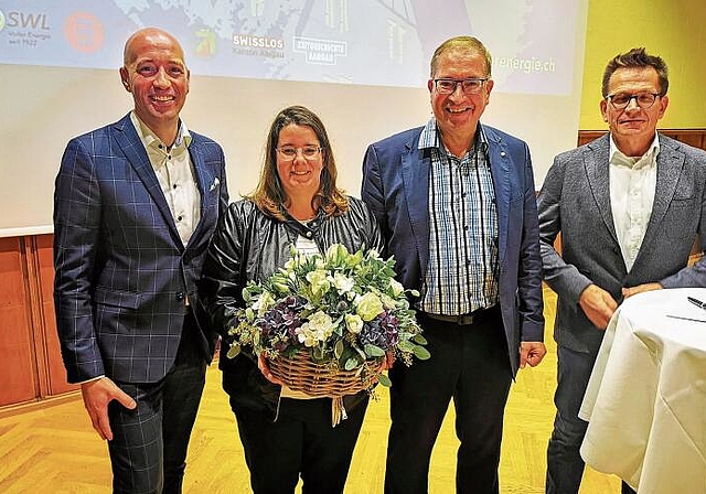 «Die Sparappelle sind ernst zu nehmen»: Die Teilnehmer am Podium «Ressourcenmangel – früher und heute» Michael Knabe (Swisscom), Moderatorin Jeanine Glarner, Markus Blättler (SWL Energie AG), Ruedi Zurbrügg (Aargauische Stromversorger). Foto