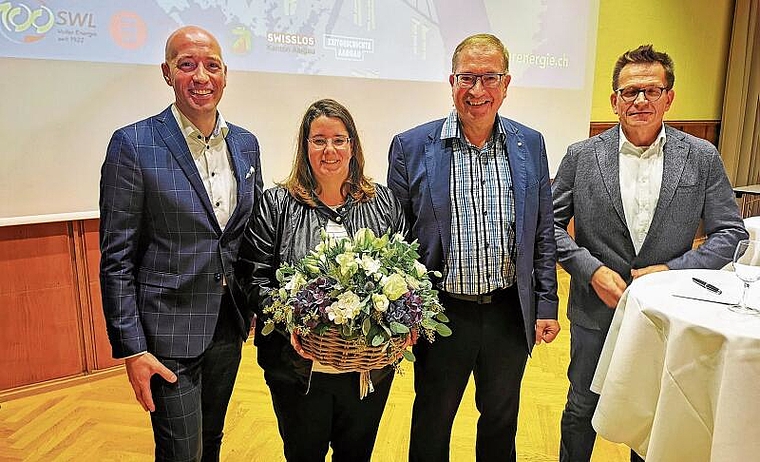 «Die Sparappelle sind ernst zu nehmen»: Die Teilnehmer am Podium «Ressourcenmangel – früher und heute» Michael Knabe (Swisscom), Moderatorin Jeanine Glarner, Markus Blättler (SWL Energie AG), Ruedi Zurbrügg (Aargauische Stromversorger). Foto