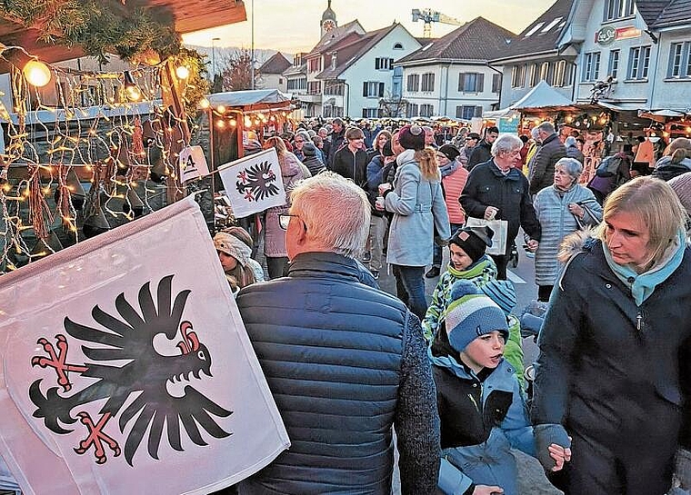 Mit Seenger Fahne: Christchindli-Märt auf der Oberdorfstrasse. Foto: Fritz Thut