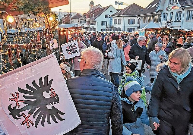 Mit Seenger Fahne: Christchindli-Märt auf der Oberdorfstrasse. Foto: Fritz Thut