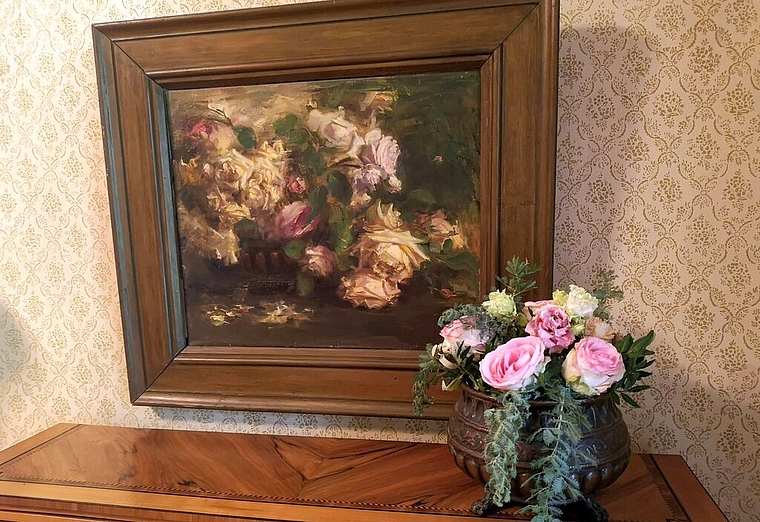 <em>Gemälde und Vorlage:</em> Undatiertes Blumenstillleben in Öl auf Holz von Clara Müller mit der Originalvase im Burghaldenhaus. Foto: Fritz Thut