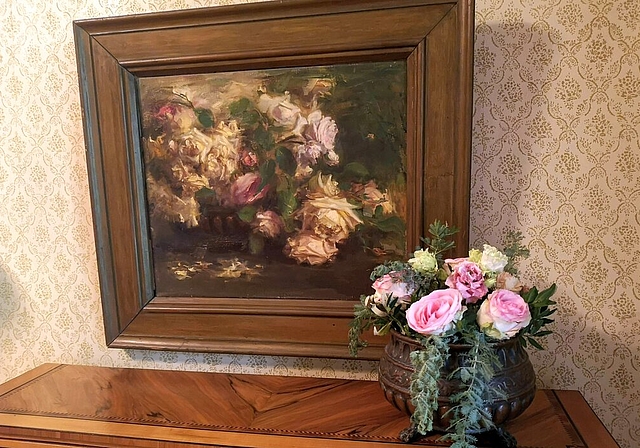 <em>Gemälde und Vorlage:</em> Undatiertes Blumenstillleben in Öl auf Holz von Clara Müller mit der Originalvase im Burghaldenhaus. Foto: Fritz Thut