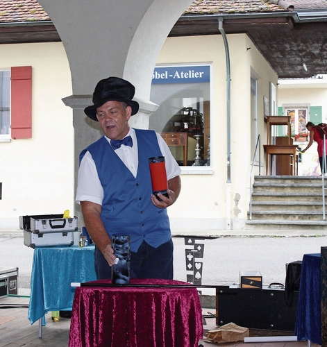 Zauberhaft: Er begeisterte die Kinder mit einfachen Tricks.Foto: Debora Hugentobler 