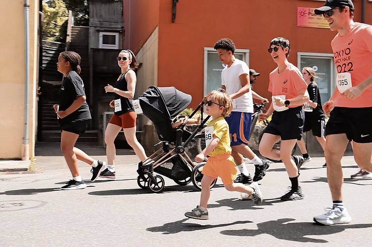 Gemeinsam unterwegs am Familienlauf. 