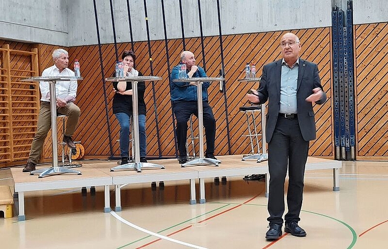 Machen sich stark für das Projekt #zämevorwärts: Hans Peter Dössegger, Vroni Merz, Walter Gloor und Berater Peter Weber. Foto: Carolin Frei