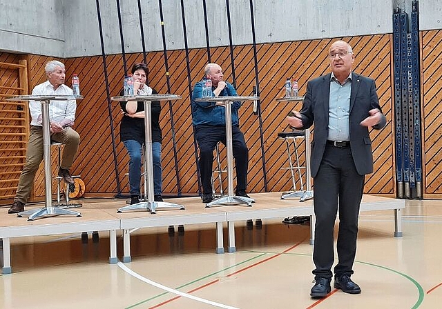 Machen sich stark für das Projekt #zämevorwärts: Hans Peter Dössegger, Vroni Merz, Walter Gloor und Berater Peter Weber. Foto: Carolin Frei