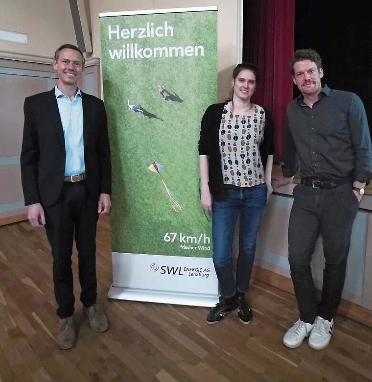 «Geht es auch mit weniger?» Patrick Steiger von der SWL Energie AG und die Referenten Annette Jenny und Valentin Pfäffli am Energie-Apéro. Foto: zvg