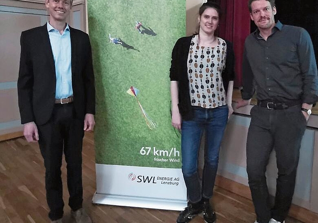 «Geht es auch mit weniger?» Patrick Steiger von der SWL Energie AG und die Referenten Annette Jenny und Valentin Pfäffli am Energie-Apéro. Foto: zvg