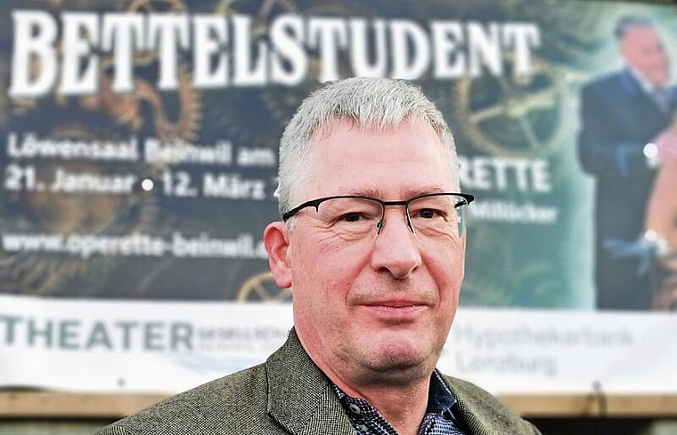 Verspricht vergnüglichen Abend: Markus Bitterli, Präsident der Theatergesellschaft, vor einem «Bettelstudent»-Plakat. Foto: Fritz Thut