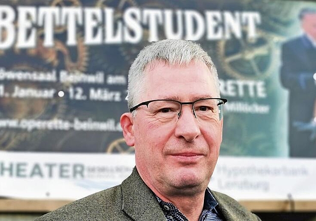 Verspricht vergnüglichen Abend: Markus Bitterli, Präsident der Theatergesellschaft, vor einem «Bettelstudent»-Plakat. Foto: Fritz Thut