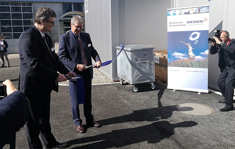 Offizieller Banddurchschnitt: Hans Michael Kellner, CEO der Messer Schweiz AG, und Stadtammann Daniel Mosimann eröffnen die Abfüllstation für medizinischen Sauerstoff. Foto: Fritz Thut