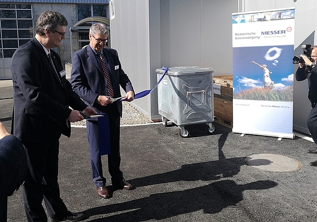 Offizieller Banddurchschnitt: Hans Michael Kellner, CEO der Messer Schweiz AG, und Stadtammann Daniel Mosimann eröffnen die Abfüllstation für medizinischen Sauerstoff. Foto: Fritz Thut