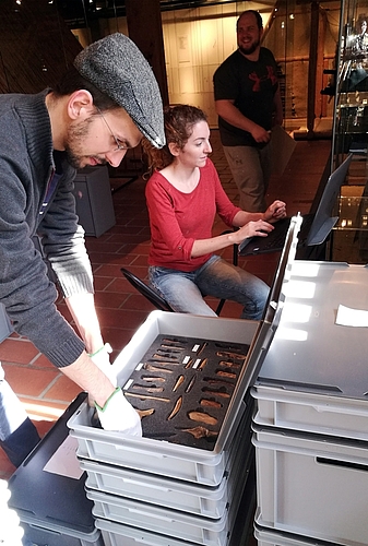 Penibel: Jonas Nyffeler und Corina Caravatti verpacken und registrieren Gegenstände. Penibel: Jonas Nyffeler und Corina Caravatti verpacken und registrieren Gegenstände.