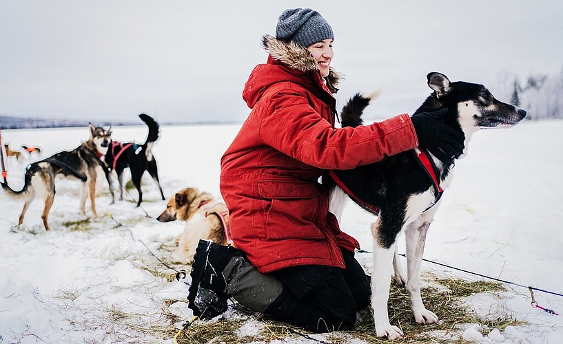 <em>Eine Streicheleinheit für die Huskys darf nicht fehlen:</em> Martina Schweizer am Geniessen.