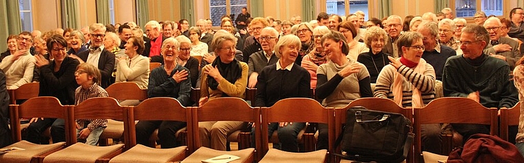 <em>Nach Musikensembles und Konzentrationsübungen:</em> Entspannte Teilnehmer am Lenzburger Neujahrsempfang. Foto: Alfred Gassmann