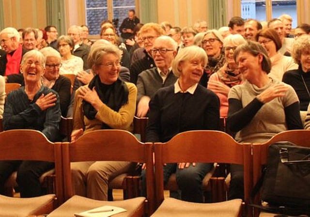 <em>Nach Musikensembles und Konzentrationsübungen:</em> Entspannte Teilnehmer am Lenzburger Neujahrsempfang. Foto: Alfred Gassmann