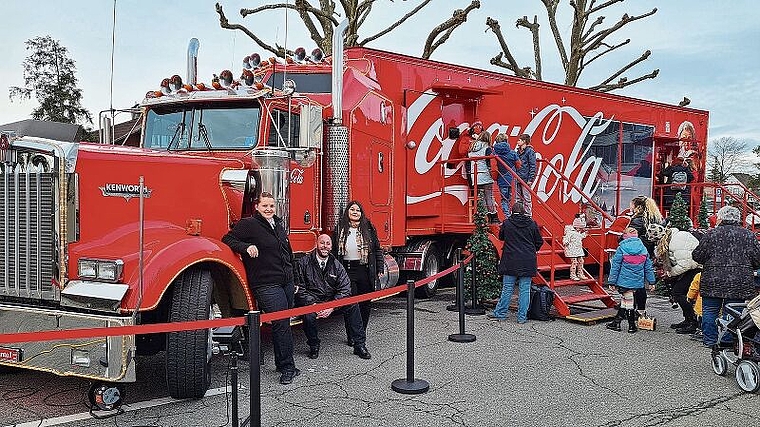 Der Coco-Cola-Truck lockte viele Besucher an: Sehr zur Freude von Spar-Marktleiterin Heidi Amrein, Gebietsverkaufsleiter Stefan Haueter und Center-Managerin Sara Skumpija. Foto: Carolin Frei