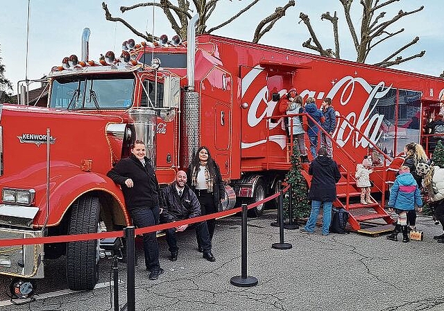 Der Coco-Cola-Truck lockte viele Besucher an: Sehr zur Freude von Spar-Marktleiterin Heidi Amrein, Gebietsverkaufsleiter Stefan Haueter und Center-Managerin Sara Skumpija. Foto: Carolin Frei