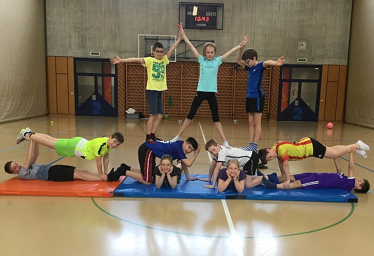 In Siegerpose: Primarschüler und -schülerinnen von Seon. Fotos: zvg In Siegerpose: Primarschüler und -schülerinnen von Seon. Fotos: zvg