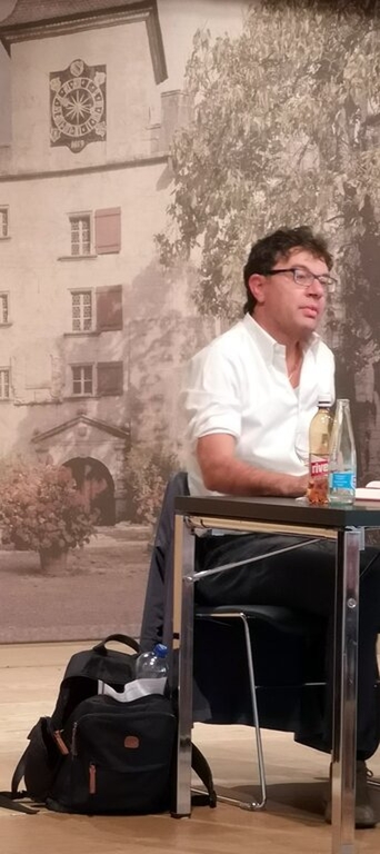<em>Mit einem Rivella auf dem Tisch:</em> Concetto Vecchio bei der Lesung im katholischen Pfarreizentrum Lenzburg. Foto: Fritz Thut