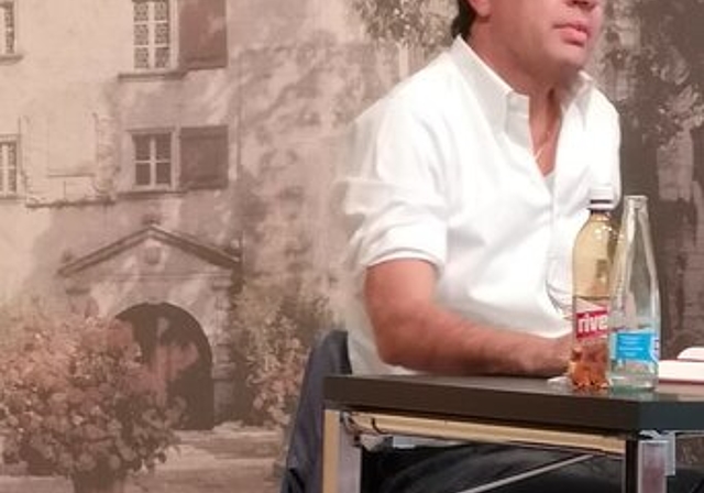 <em>Mit einem Rivella auf dem Tisch:</em> Concetto Vecchio bei der Lesung im katholischen Pfarreizentrum Lenzburg. Foto: Fritz Thut