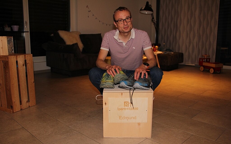 <em>Wichtigster Begleiter auf den 180 Kilometern:</em> Edmund Bitterli mit der Kiste, in der Essen, Kleider und Schuhe verstaut waren. Foto: cfr