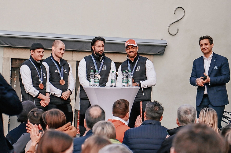 Empfang auf dem Metzgplatz: Das Bob-Team Vogt – darunter der Lenzburger Amadou Ndiaye (2. von rechts) – wird von Stadtammann Andreas Schmid (rechts) geehrt.Foto: Romi Schmid Empfang auf dem Metzgplatz: Das Bob-Team Vogt – darunter der Lenzburger Amadou Ndiaye (2. von rechts) – wird von Stadtammann Andreas Schmid (rechts) geehrt.Foto: Romi Schmid