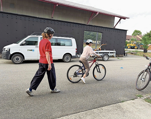 Gemeinsam gehts am besten: DIe Velokurse der Regionalen Integrationsfachstelle.Foto: zvg