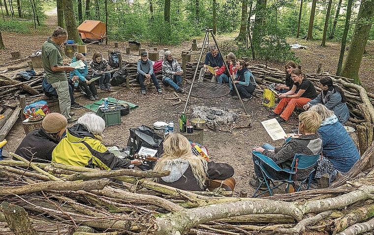 Kurzweilig und lehrreich: Kursleiter Hansruedi Baumann (stehend) wusste die Teilnehmer spannend zu unterhalten. Foto: Peter Winkelmann