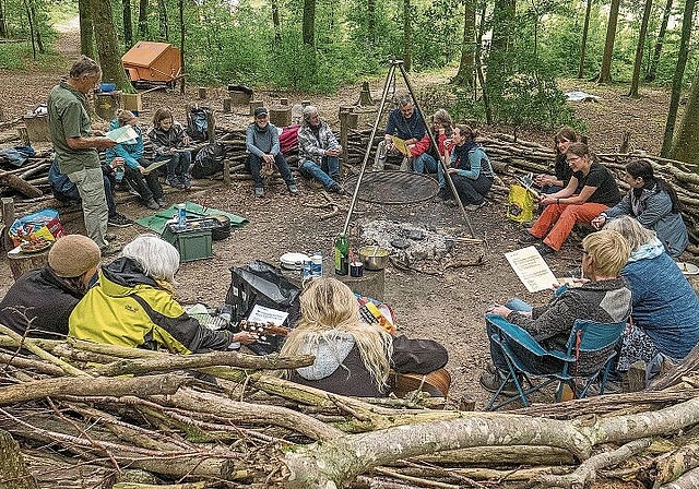 Kurzweilig und lehrreich: Kursleiter Hansruedi Baumann (stehend) wusste die Teilnehmer spannend zu unterhalten. Foto: Peter Winkelmann