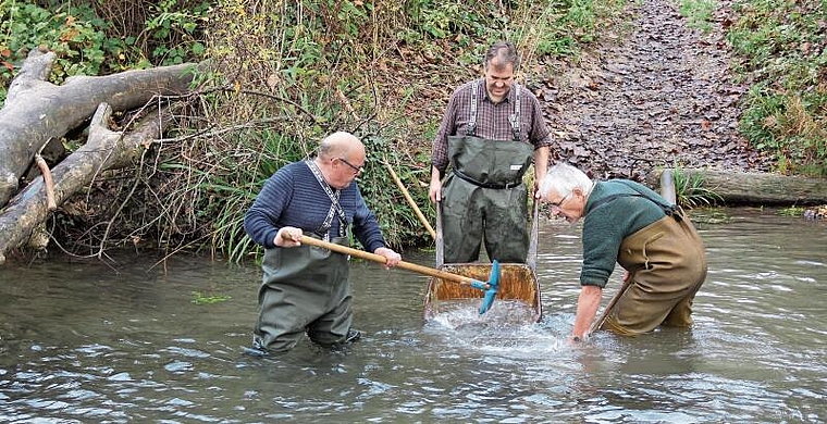 Pflegen den Steinerkanal: Drei Steinerkanalfischer. Foto: Alfred Gassmann