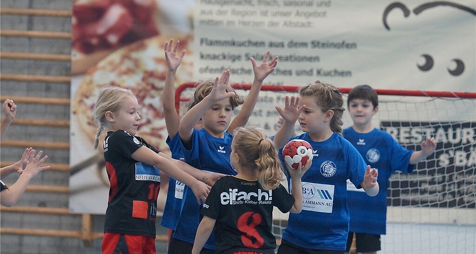 <em>Bis hierhin und nicht weiter:</em> Im Spiel gegen Wohlen verbarrikadiert Lenzburgs U7 (blaues Dress) den Weg zum Tor. Foto: Ruedi Burkart