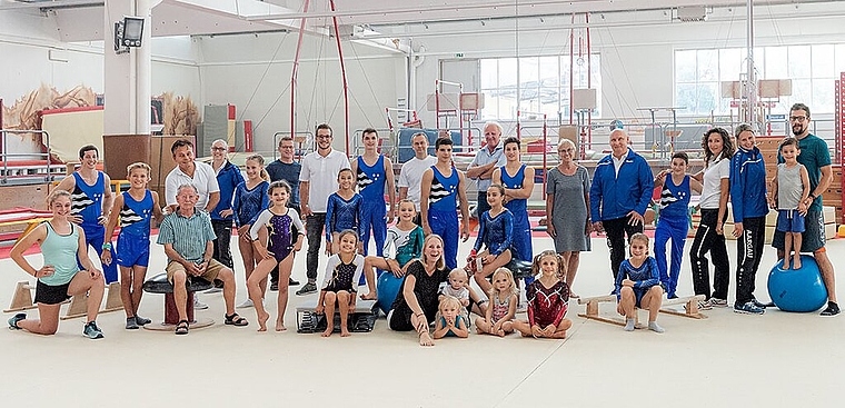 <em>Freut sich auf das neue Turnzentrum in Lenzburg:</em> Die Aargauer Turnerfamilie, die hier im bisherigen Turnzentrum in Niederlenz posiert. Foto: zvg