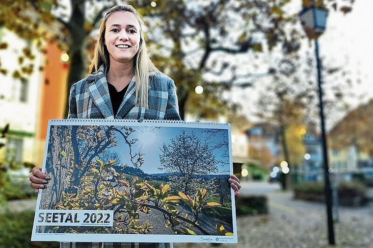 Arbeitet seit diesem Monat für Seetaltourismus: Geschäftsstellenleiterin Vera Büchel mit dem Jahreskalender «Seetal 2022». Foto: Fritz Thut