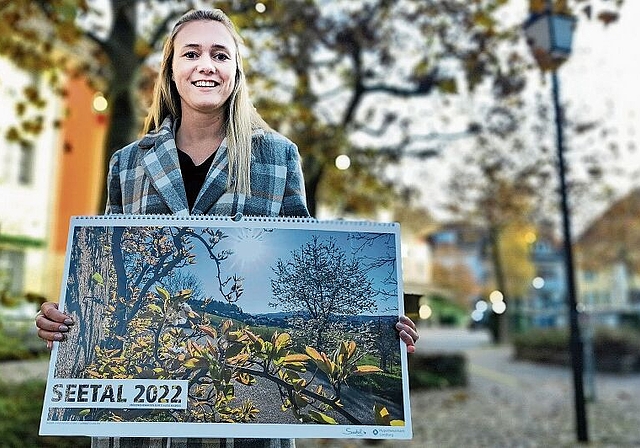 Arbeitet seit diesem Monat für Seetaltourismus: Geschäftsstellenleiterin Vera Büchel mit dem Jahreskalender «Seetal 2022». Foto: Fritz Thut